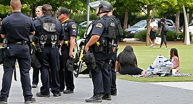 ABD’de bir kişiyi döverek ölümüne neden olan 5 polis “ikinci derece cinayetle” suçlandı