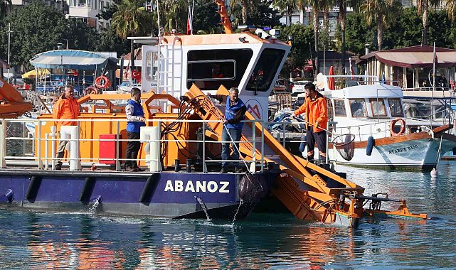Akdeniz'in iki noktasından 20 kamyon çöp çıktı