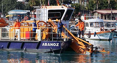 Akdeniz'in iki noktasından 20 kamyon çöp çıktı