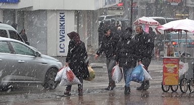 Aksaray'da şehir merkezine yılın ilk karı yağdı