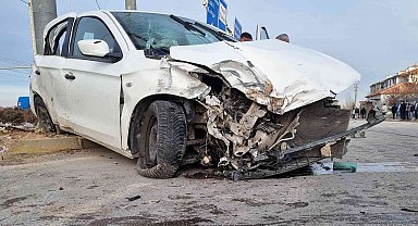Aksaray'da tır otomobil ile çarpıştı: 5 yaralı