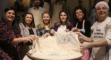 Altı kişinin kol kuvvetiyle yapılan tatlı, yapımı saatler sürse de tadına doyulmuyor