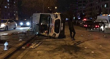 Ambulans ile otomobil çarpıştı: 3'ü sağlık görevlisi 4 yaralı