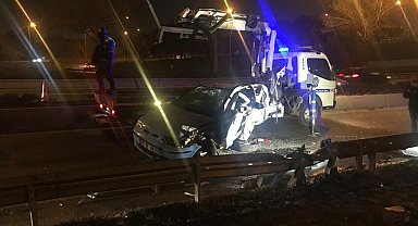 Ankara'da otomobil beton bariyerlere çarptı: 1 ölü, 1 yaralı