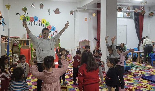 Anne çocuk oyun evlerinde eğlenceli jimnastik dersleri