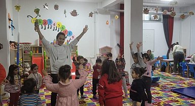 Anne çocuk oyun evlerinde eğlenceli jimnastik dersleri