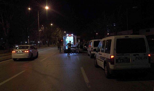 Aracında ölen kadını ihbardan dönen polisler buldu