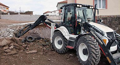 Ardıç'ta metruk yapılar yıkılıyor, inler dolduruluyor