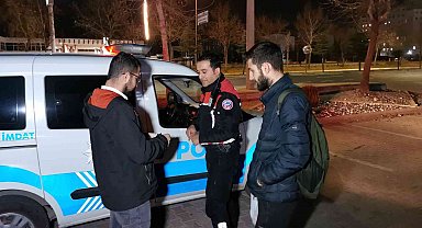 ATM önünde yerde buldukları 750 TL'yi polise teslim ettiler