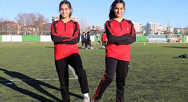 Aynı takımda top koşturan tek yumurta ikizler, oyun içinde karıştırılabiliyor