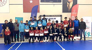 Badminton grup müsabakalarında finale yükselen takımlar belli oldu