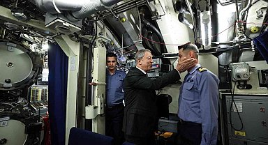 Bakan Akar beraberindeki TSK komuta kademesi ile Donanma Komutanlığında inceleme ve denetlemelerde bulundu