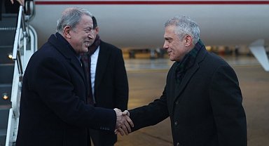 Bakan Akar, İngiliz mevkidaşının davetlisi olarak Londra'ya gitti