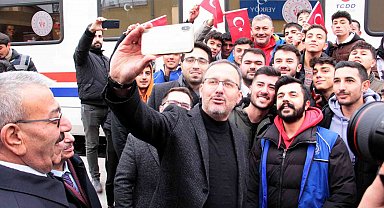 Bakan Kasapoğlu, Yozgat'ta mola verip gençlerle bir araya geldi