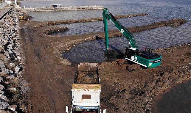 Bakan Kurum: "Van Gölü'nde bugüne kadar 807 bin metreküp dip çamuru temizliği yapıldı"