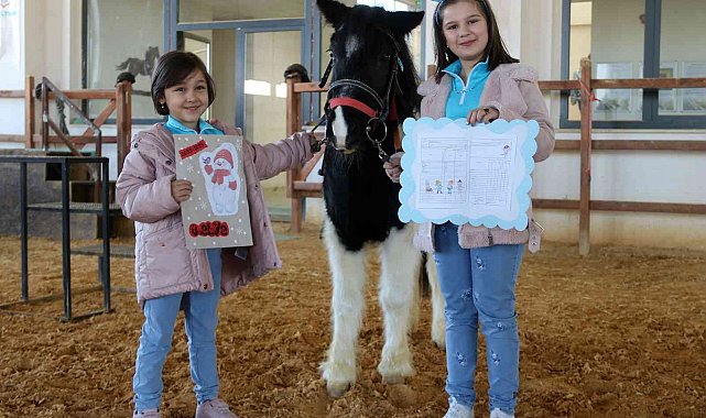 Başarılı öğrenciler ücretsiz ata binip ok attı