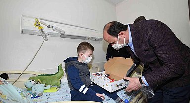 Başkan Altay onkoloji servisindeki çocuklara şivlilik dağıtarak moral verdi