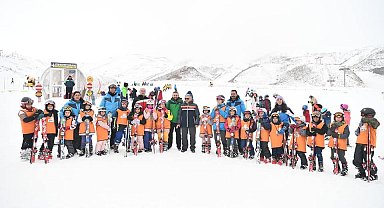 Başkan Büyükkılıç; Erciyes Kayak Okulunu Ziyaret Etti