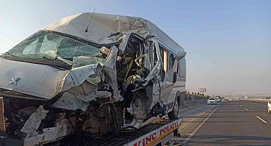 Başkent'te iki servis aracı çarpıştı: 2'si ağır 25 yaralı