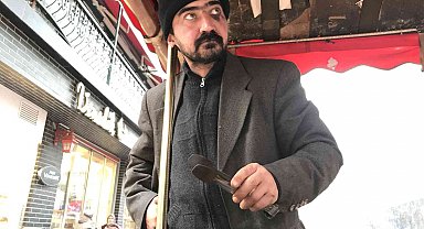 Bayılsa da tezgahının başından ayrılmıyor