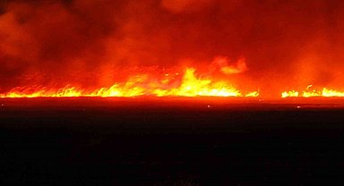 Beyşehir Gölü kıyısında 12 farklı noktada çıkan sazlık yangını söndürüldü