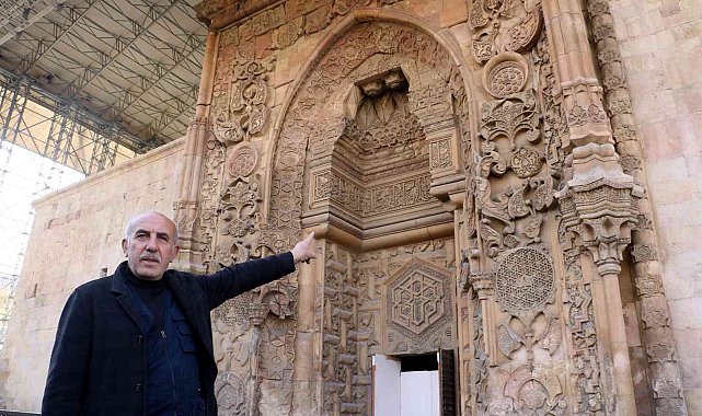 Bir kapısının anlatımı 1,5 saat sürüyor, dinleyenler gözyaşlarına hakim olamıyor