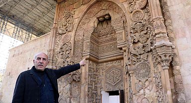 Bir kapısının anlatımı 1,5 saat sürüyor, dinleyenler gözyaşlarına hakim olamıyor