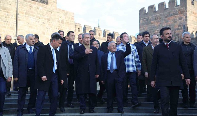 Büyükkılıç, Bakan Akar ile Tarihi Kalede Vatandaşlarla Buluştu