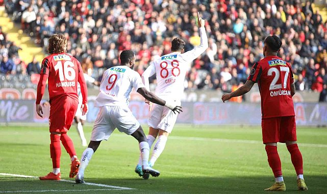 Caner Osmanpaşa ligdeki ilk golünü attı