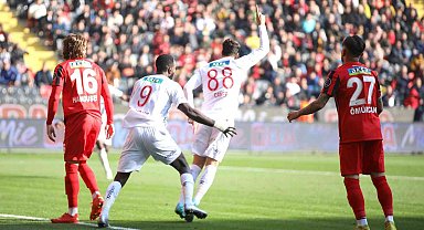Caner Osmanpaşa ligdeki ilk golünü attı