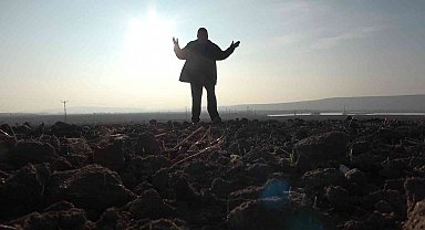 Çiftçiyi tedirgin eden tehlike: Kuraklık toprağı taş gibi yaptı