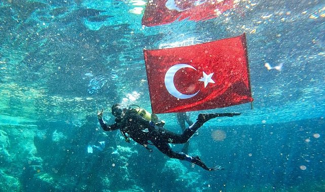 Çiftelerde suyun altında açılan Türk Bayrağı hayran bıraktı