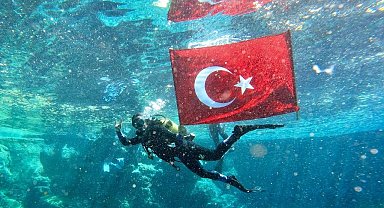Çiftelerde suyun altında açılan Türk Bayrağı hayran bıraktı
