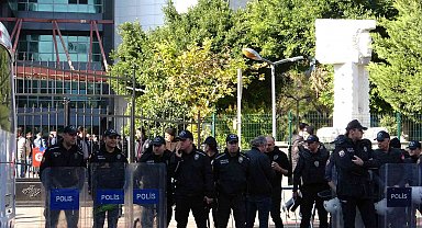 Cinayet davası öncesi taraflar birbirine kurşun yağdırdı: 1 yaralı