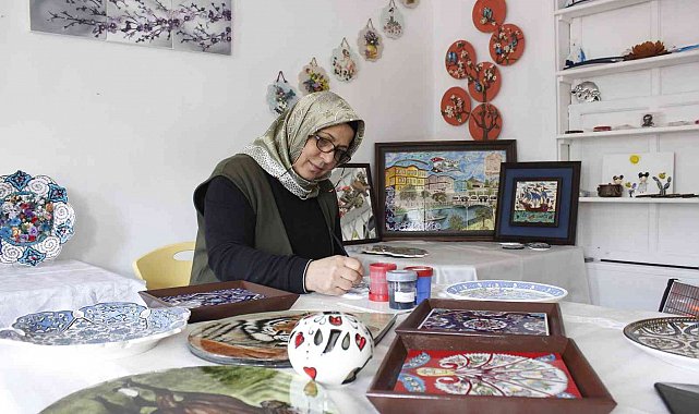 Çini ustası yetiştirebilmek için 56 yaşından sonra liseye başladı