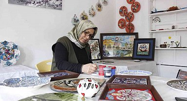 Çini ustası yetiştirebilmek için 56 yaşından sonra liseye başladı