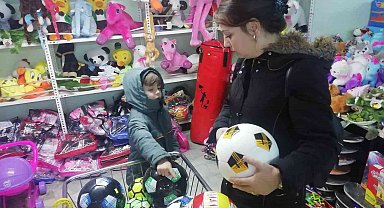 Çocuklarına karne hediyesi almak isteyen aileler oyuncakçıların işlerini arttırdı