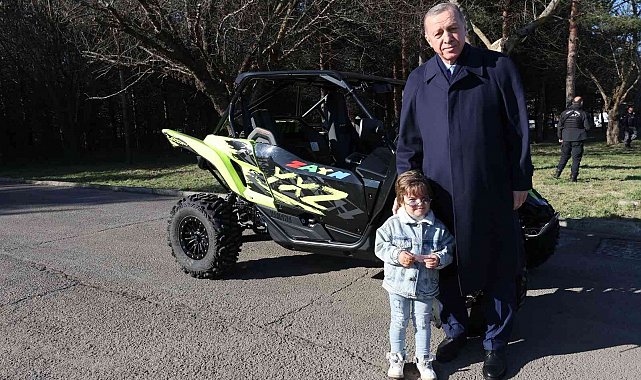 Cumhurbaşkanı Erdoğan elini öpen minik Zayn'a elini öperek karşılık verdi