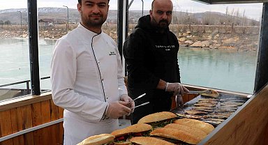 Denize kıyısı olmayan Sivas'ta teknede balık ekmek keyfi yaşanıyor