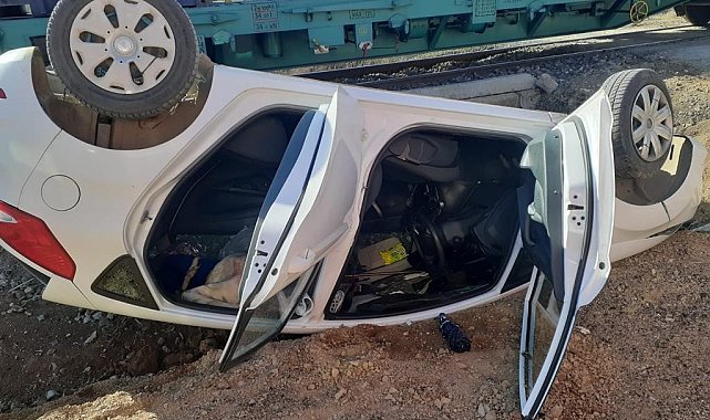 Direksiyon hakimiyetini kaybetti, hareket halindeki trene çarptı