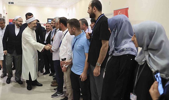Diyanet İşleri Başkanı Erbaş, umre ziyareti için Mekke'de bulunan vatandaşlarla buluştu