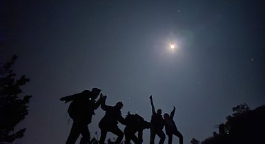 Doğa tutkunları gece sıfır derecenin altında yürüdü