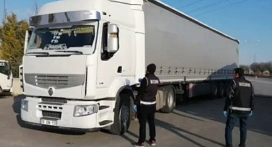 Dorsedeki kutulardan 5 milyonluk kaçak sigara çıktı