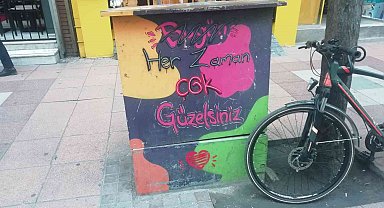 Elektrik kutusunun üstündeki pozitif mesaj