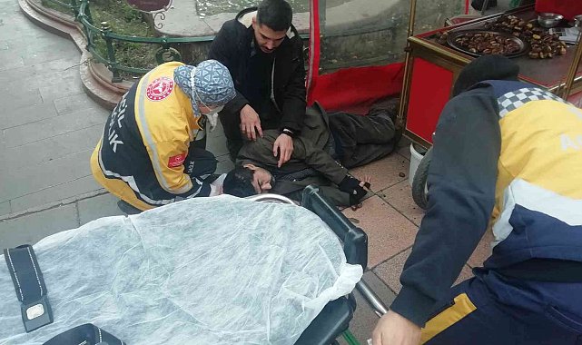 Epilepsi krizi geçiren zihinsel özürlü kestanecinin yardımına koştular