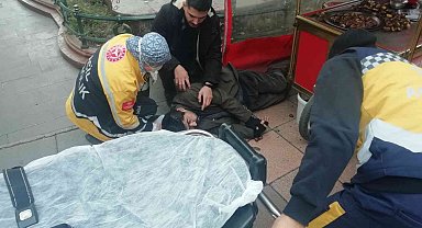 Epilepsi krizi geçiren zihinsel özürlü kestanecinin yardımına koştular