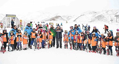 Erciyes Kayak Okulu'nda 7'den 70'e Herkes Kayak Öğreniyor