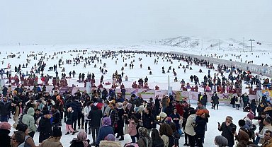 Erciyes'te kar bereketi: Binlerce turist pistleri doldurdu
