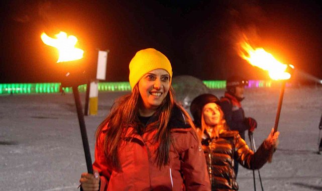Erciyes'te turistler yeni yıla meşalelerle kayarak girdi