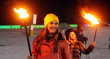 Erciyes'te turistler yeni yıla meşalelerle kayarak girdi